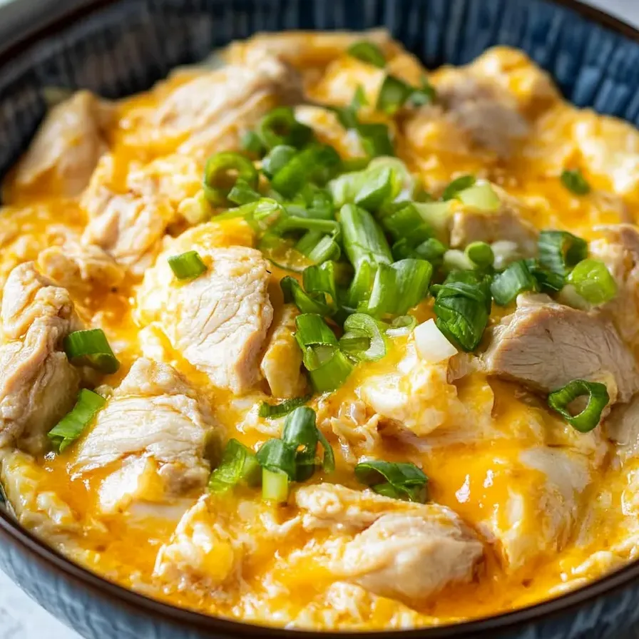Un tazón de pollo con vegetales.