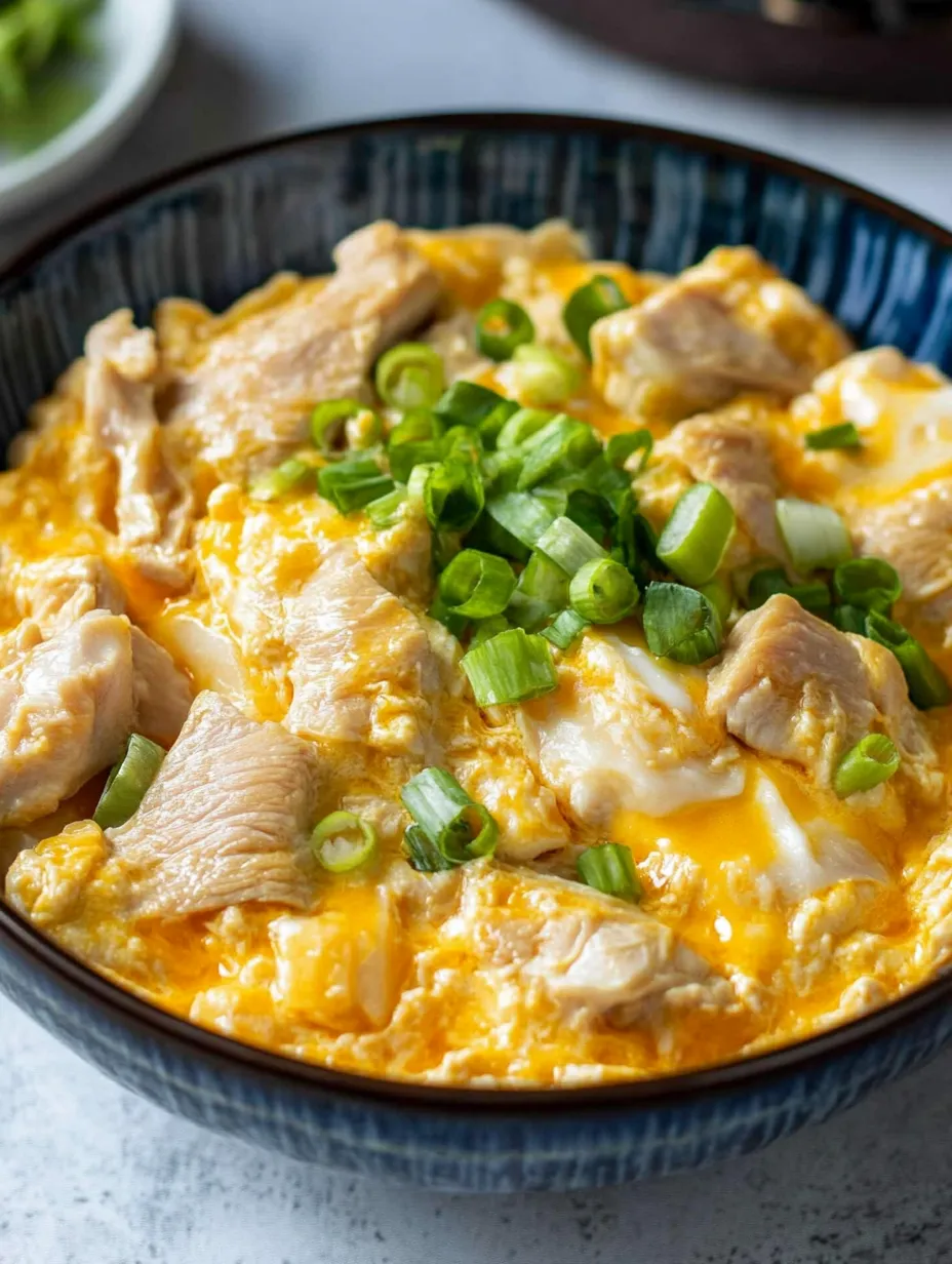 Un cuenco de oyakodon, un plato japonés hecho con pollo y verduras.