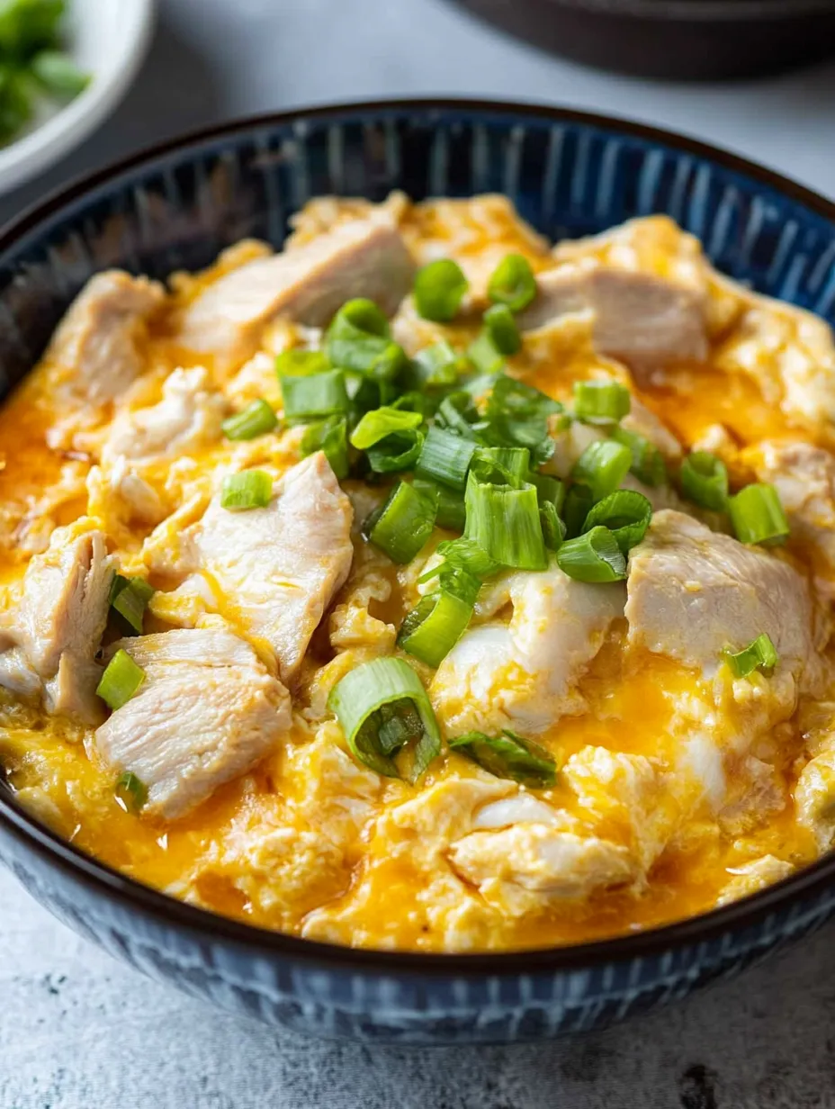 Un cuenco de oyakodon, un plato japonés hecho con pollo y verduras.