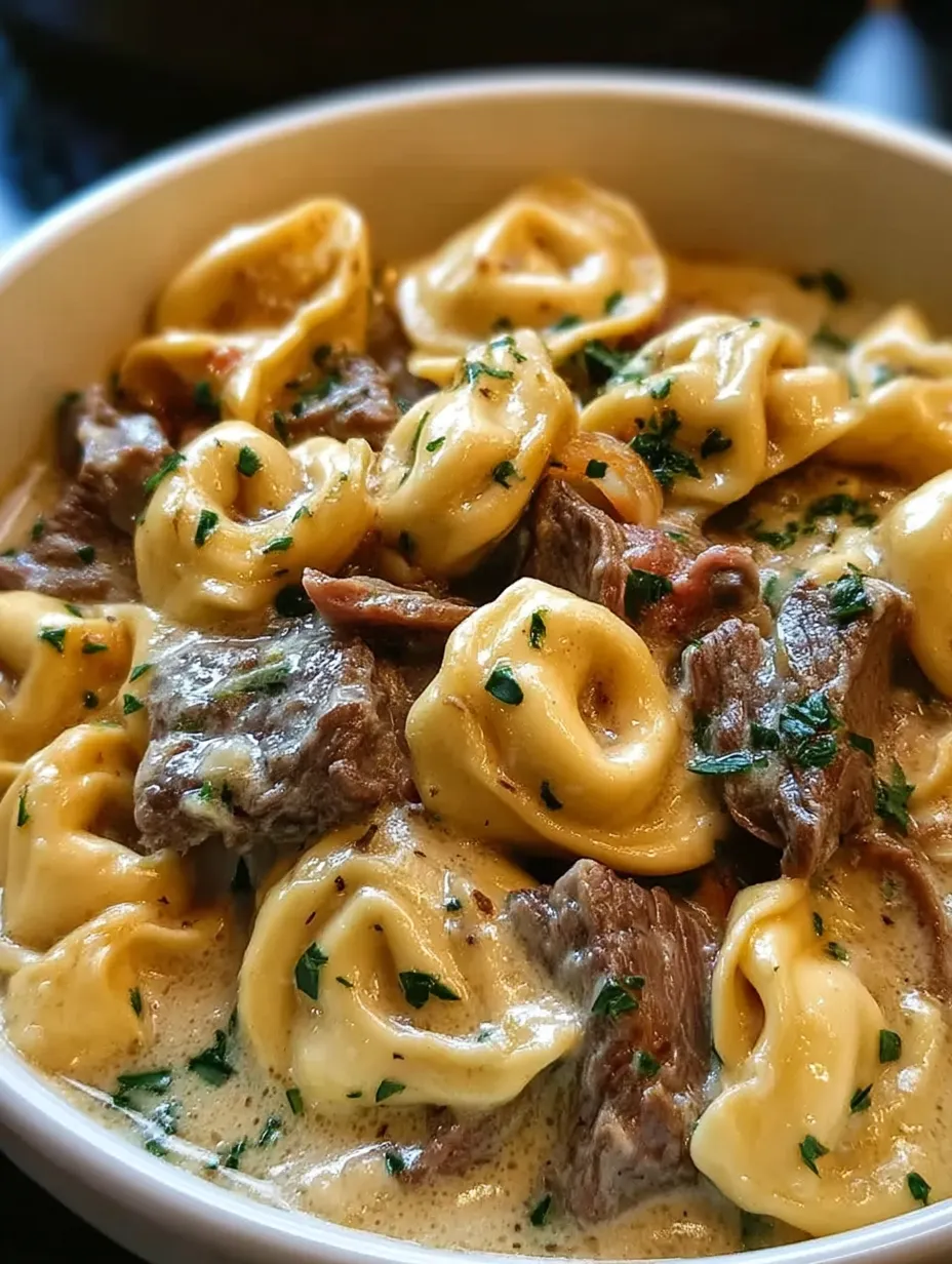 Un plato de tortellini estilo cheesesteak en salsa cremosa de provolone.