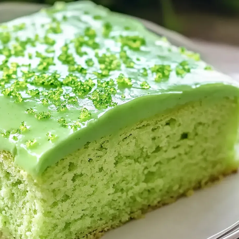 Una porción de tarta verde con glaseado de lima.