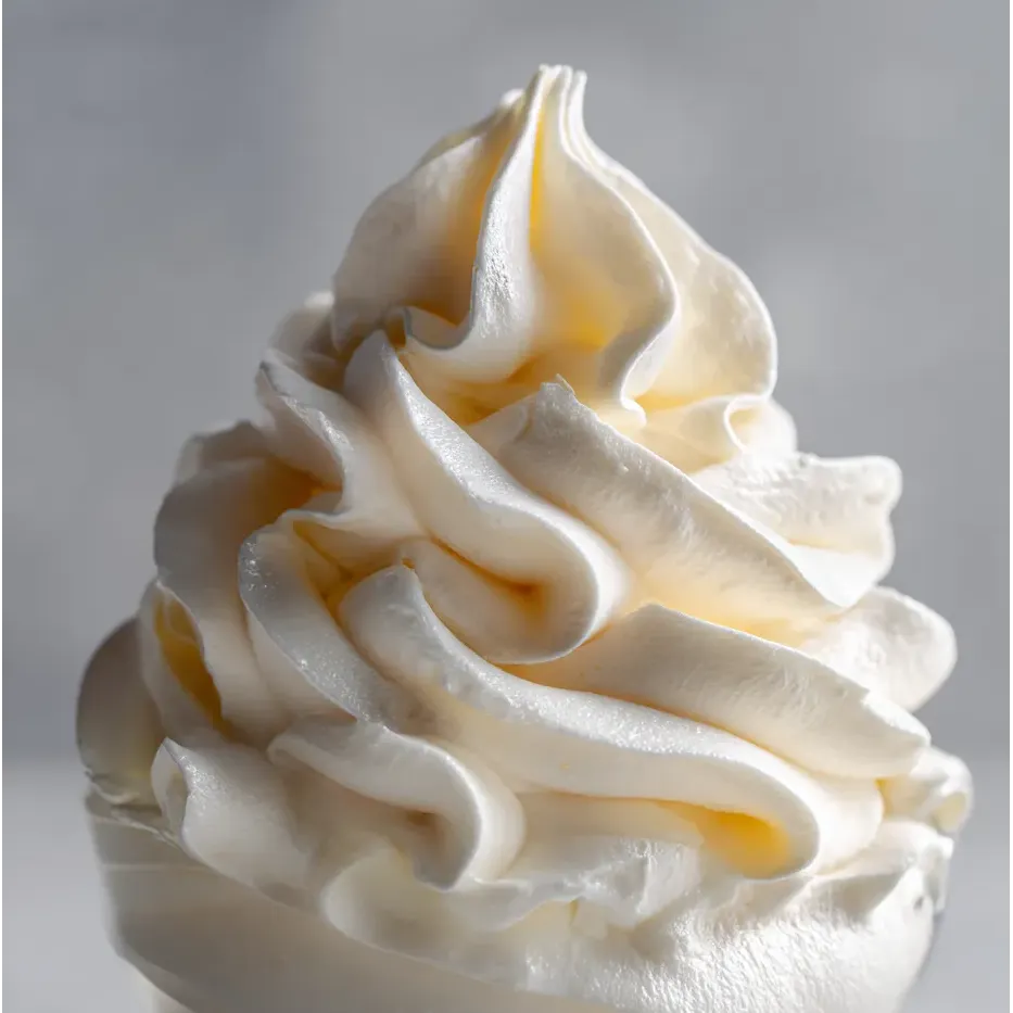 Un postre blanco cubierto de crema.