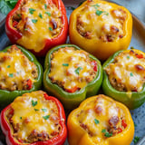 Cuatro pimientos rellenos con queso y hierbas.