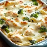 Un plato de pollo y brócoli alfredo horneado.