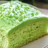 Una porción de tarta verde con glaseado de lima.