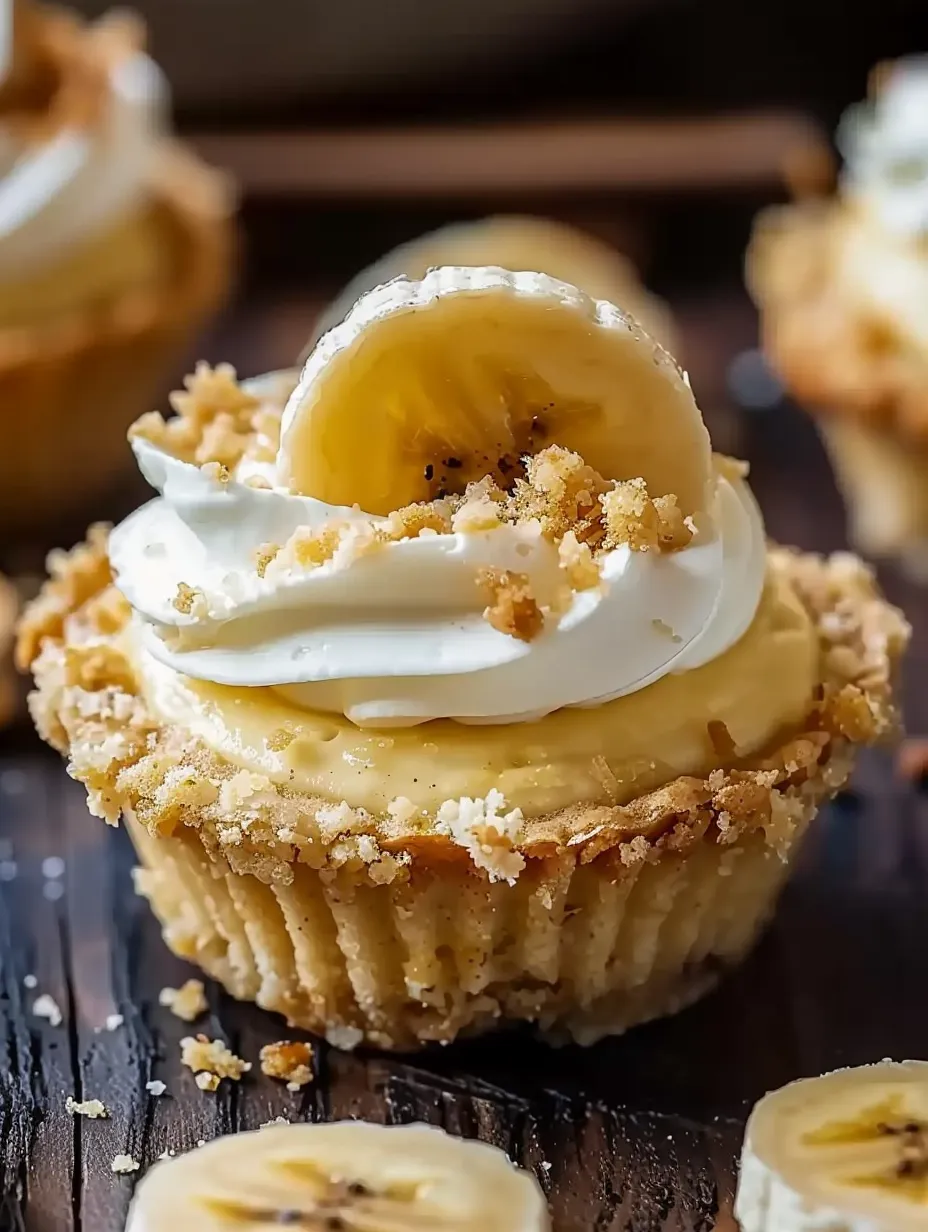 Un cupcake con un plátano encima.