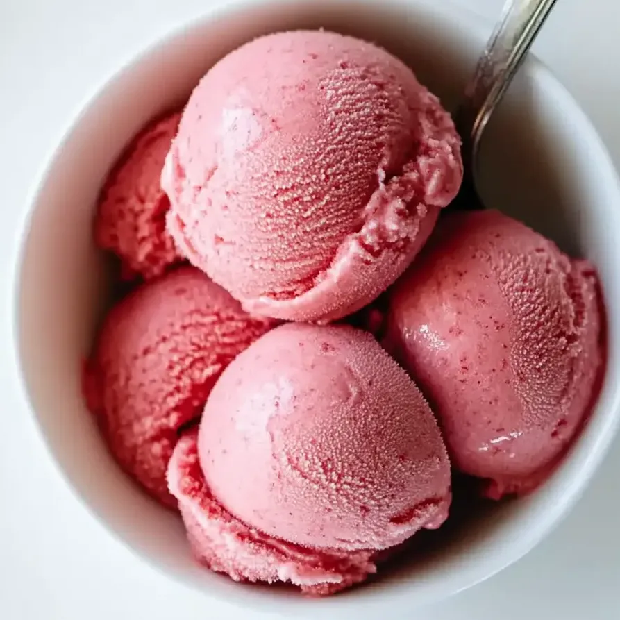 Un bol de yogur helado casero de fresa.