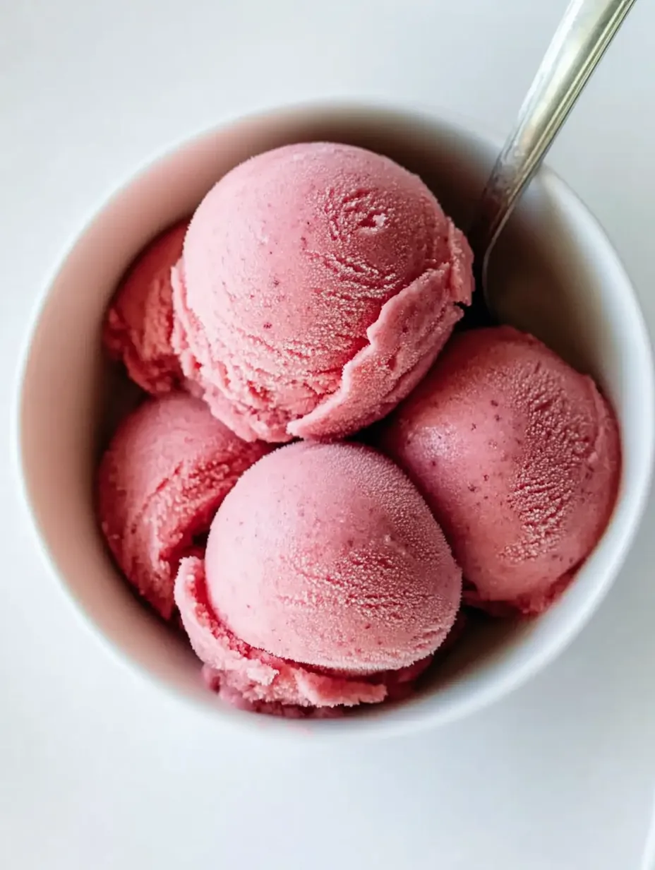 Un bol de yogur helado casero de fresa.