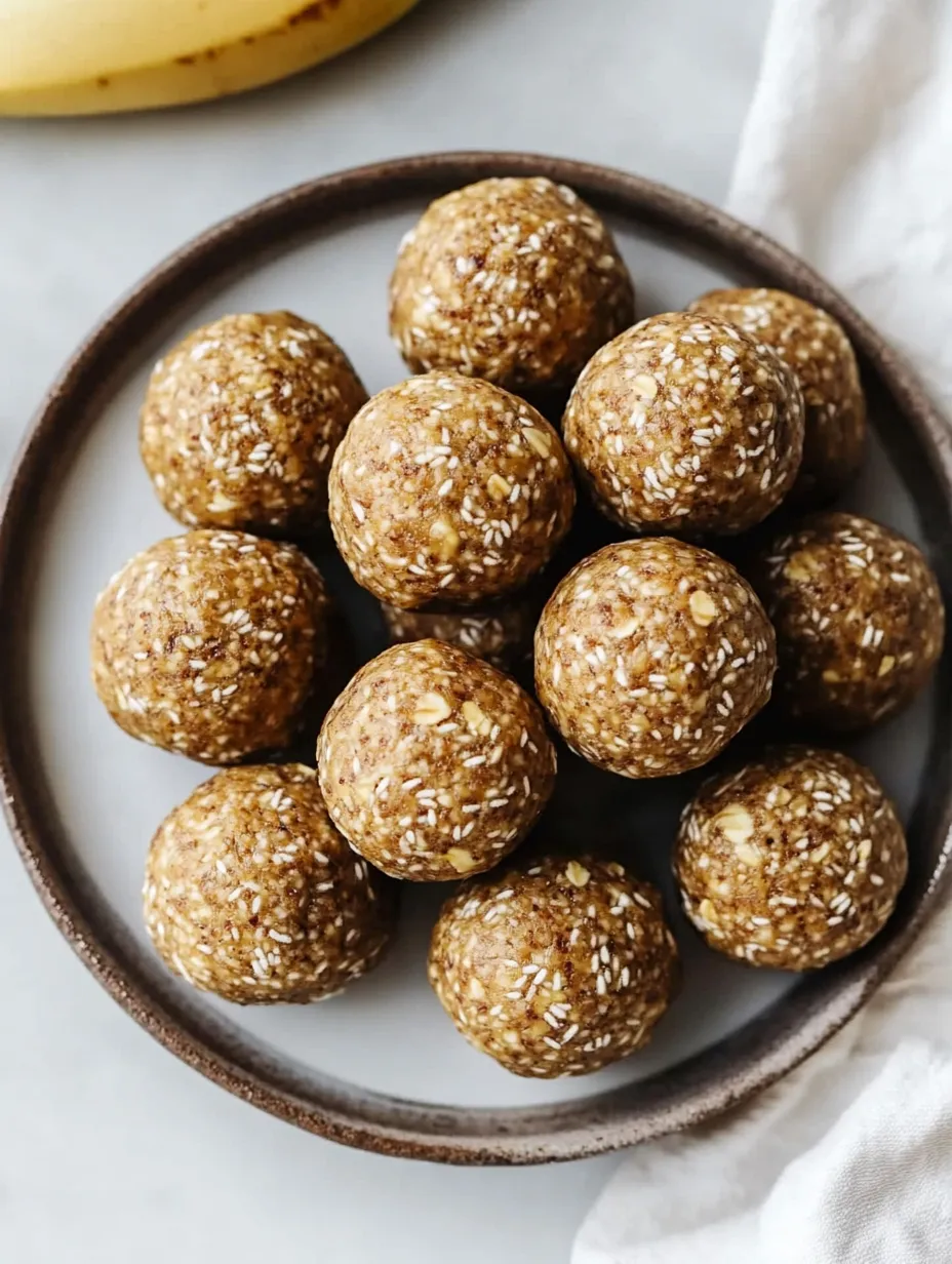 Un bol de bolitas energéticas de pan de plátano.