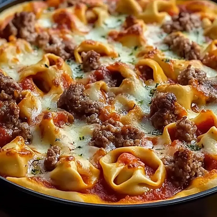 Una pizza con carne y queso encima.
