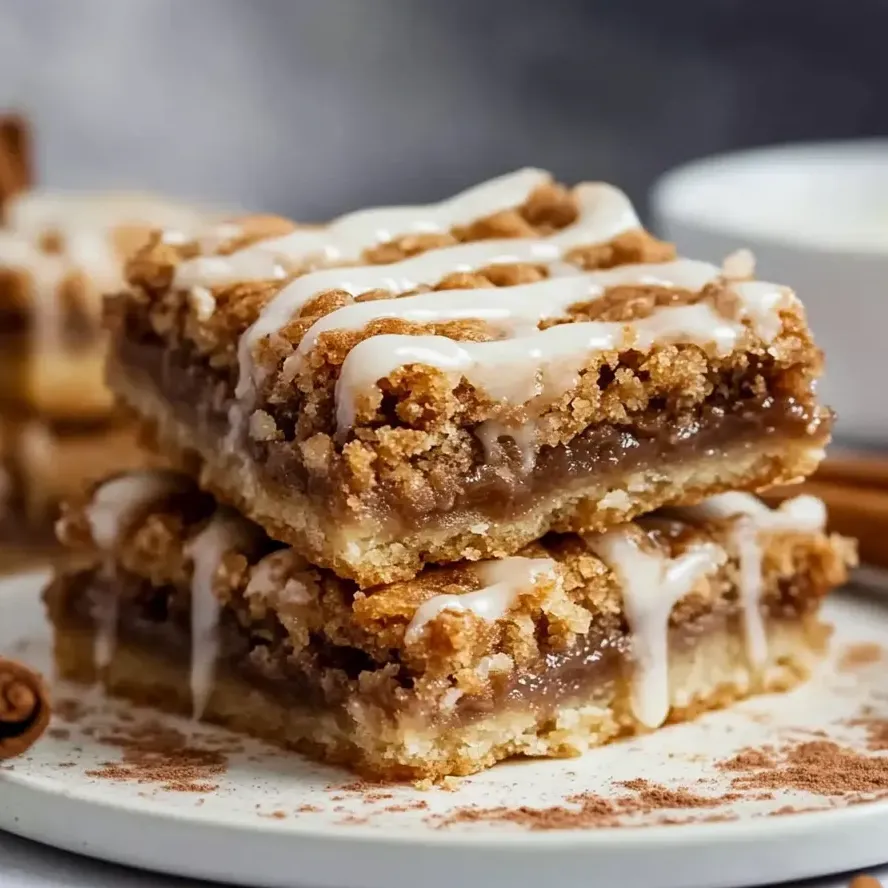 Una pila de blondies de canela en un plato.
