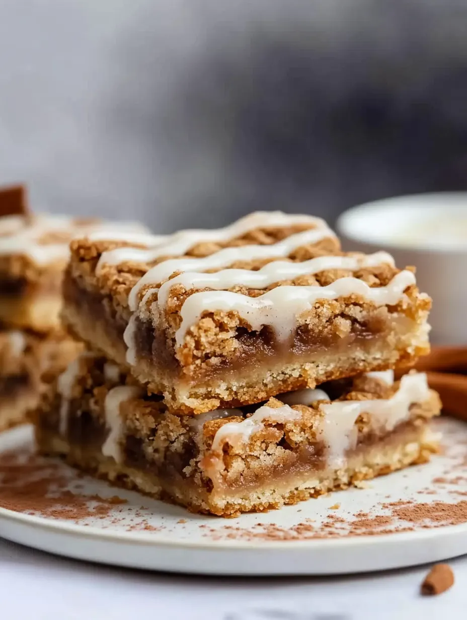 Una torre de blondies con canela.