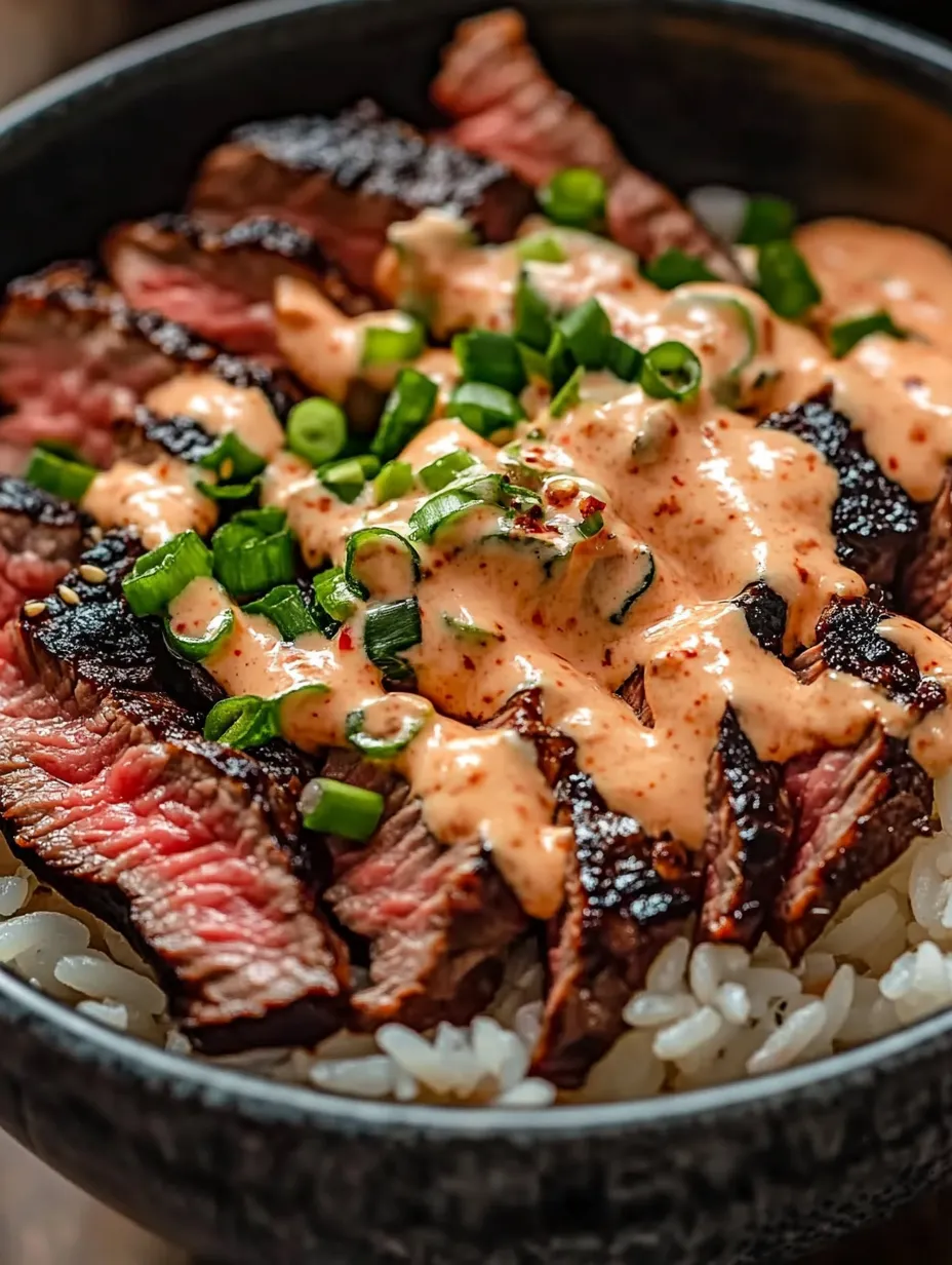Un tazón coreano de carne con arroz que se ve buenísimo de cerca.