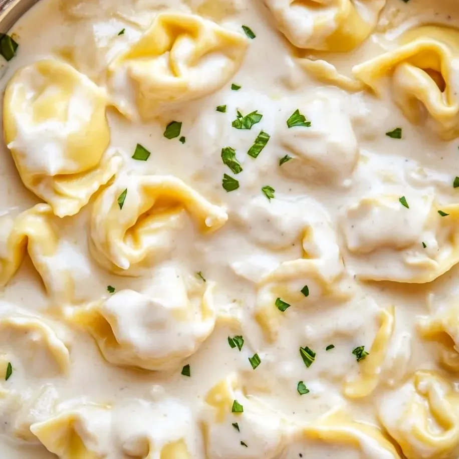 Un plato de tortellini al ajo y parmesano.