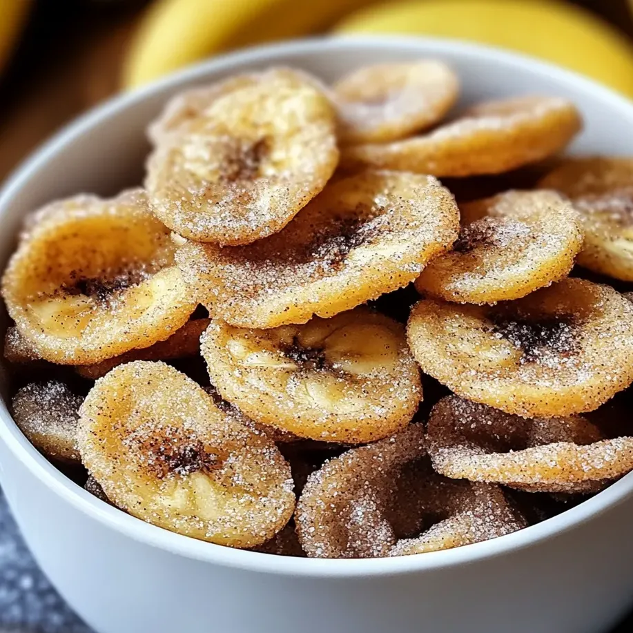 Un bol con rodajas de banana cubiertas de azúcar.