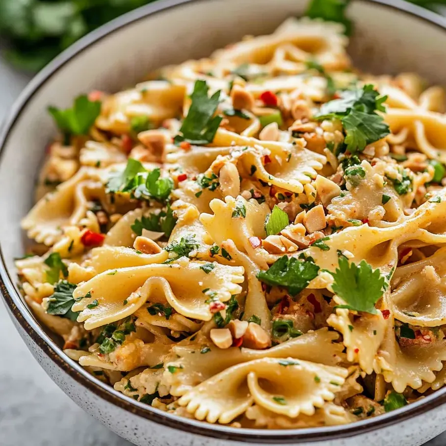 Un bol de fideos con verduras y frutos secos.