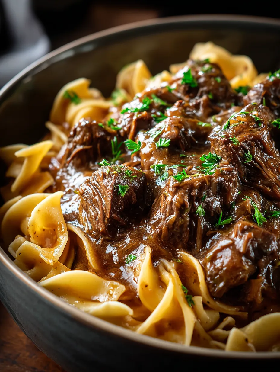 Un tazón de pasta con salsa de carne.