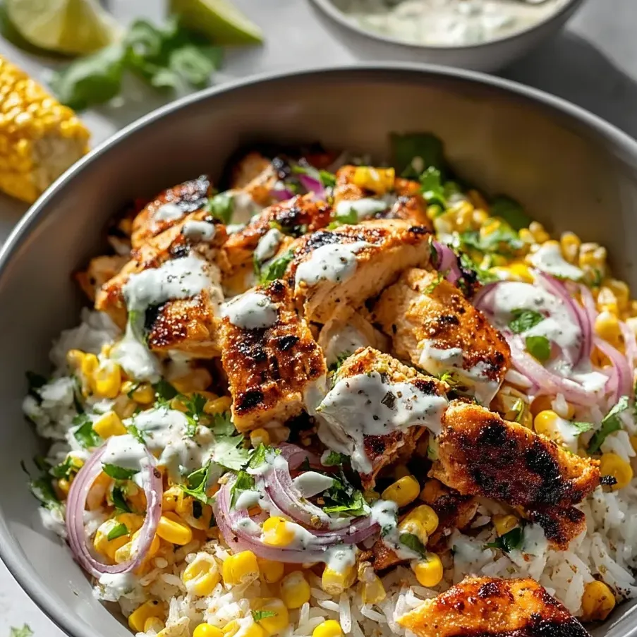 Un bowl de pollo, maíz y cebolla.