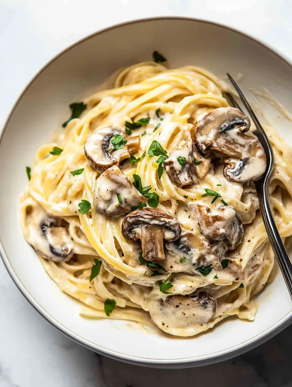 Un bowl de pasta con champiñones y hierbas.