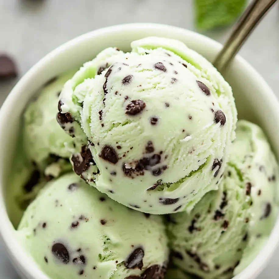 Un bol con helado y trocitos de chocolate.