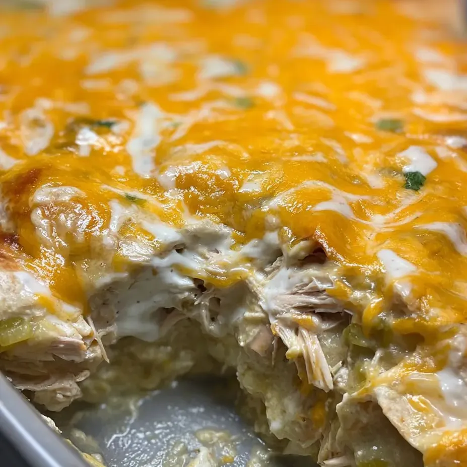 Una porción de cacerola de pollo con queso.