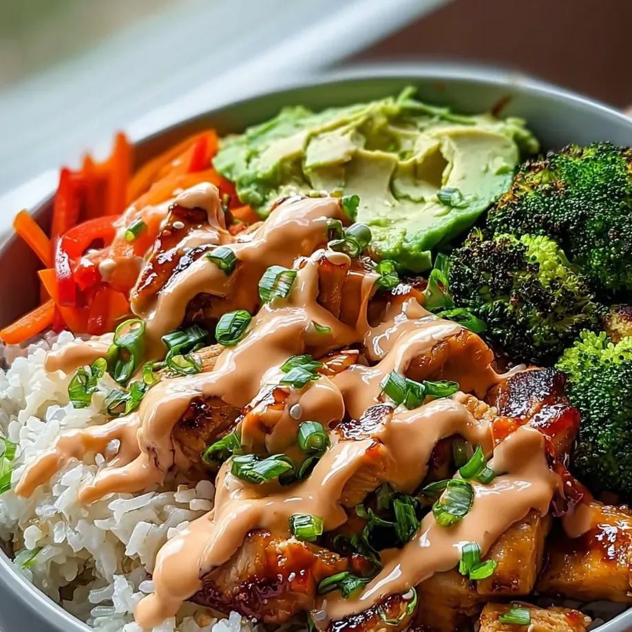 Un bowl con arroz, zanahorias, brócoli y otras verduras.