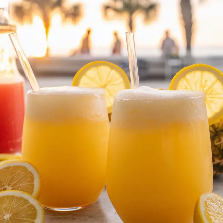 Vasos con limonada llenos de rodajas de limón.