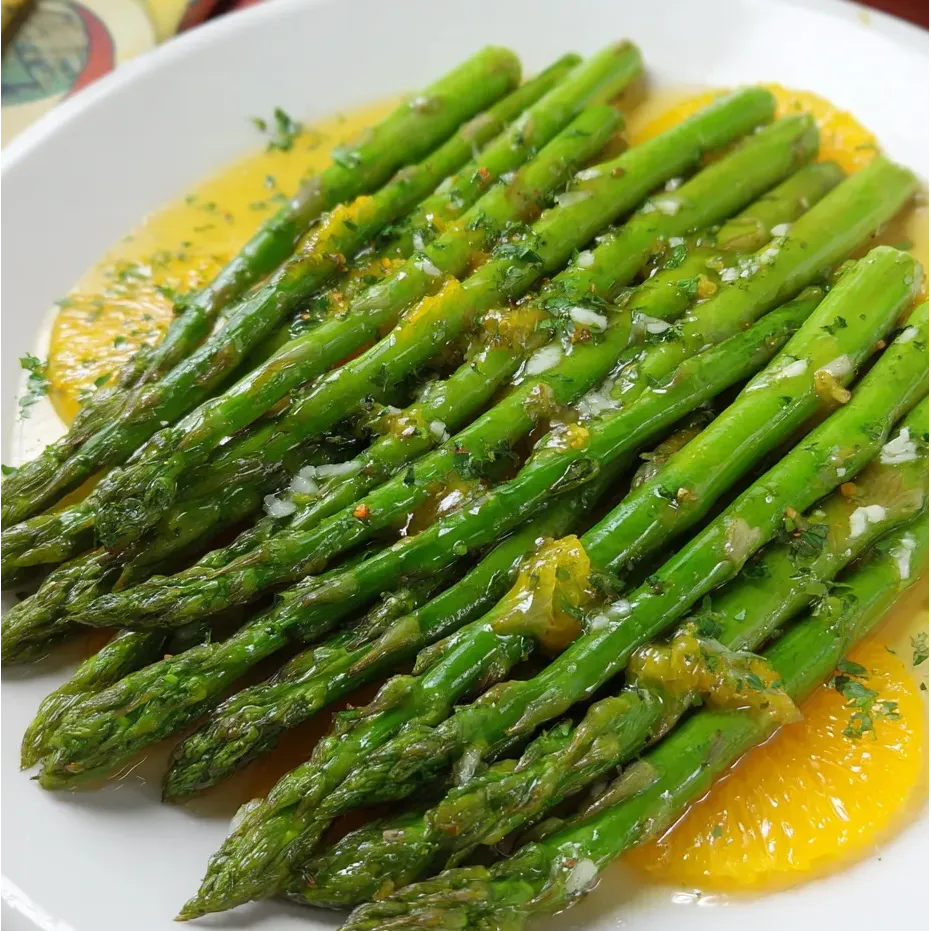 Un plato de espárragos con salsa.