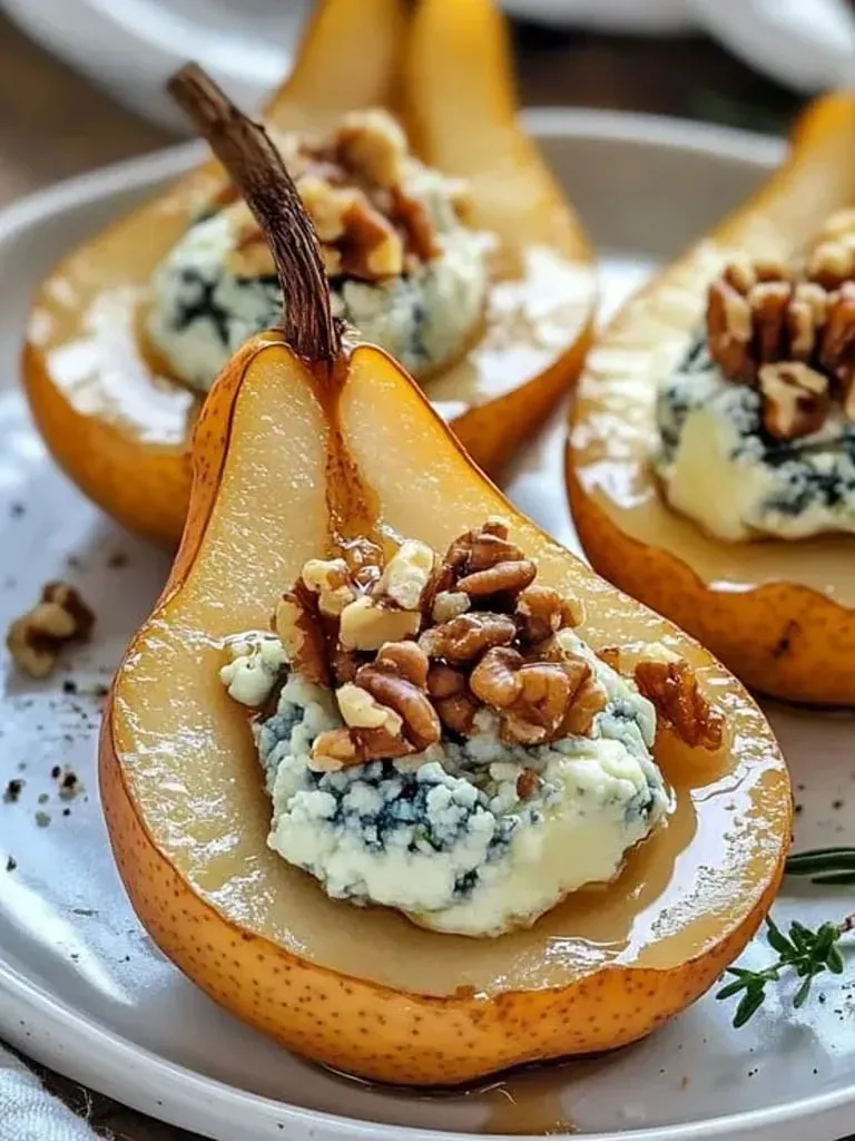 Un plato de comida con pera y nueces.