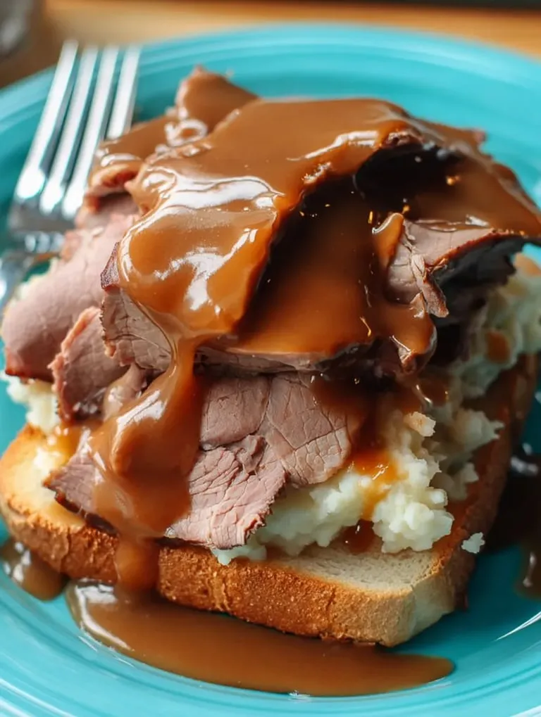 Un plato de carne y puré de papas.