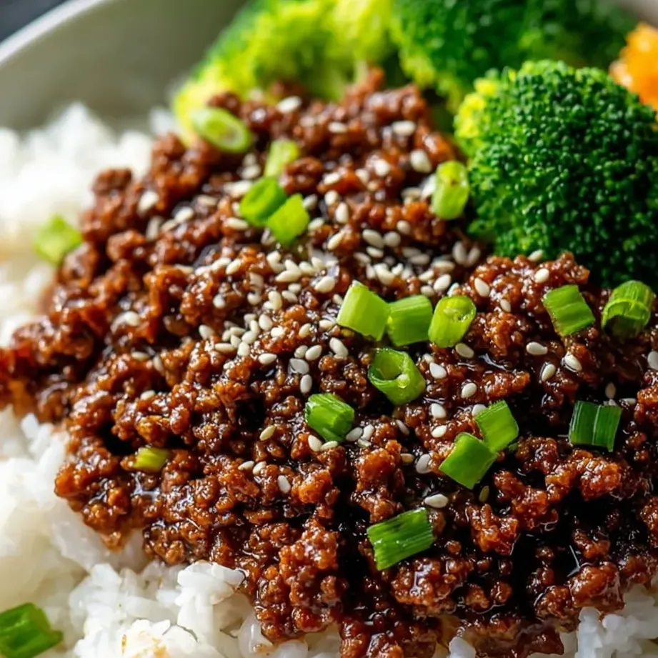 Un plato con arroz, brócoli y ternera.