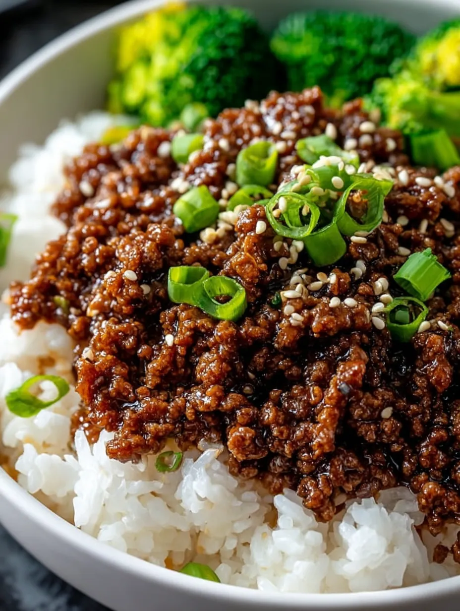 Un tazón con arroz y carne.