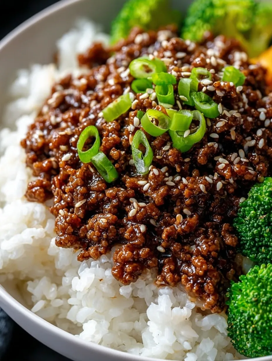 Un tazón con arroz y carne.