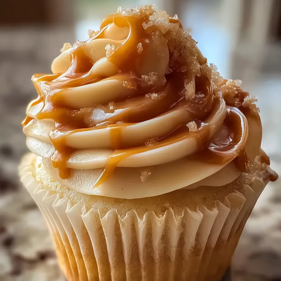 Un cupcake cubierto con caramelo suave.
