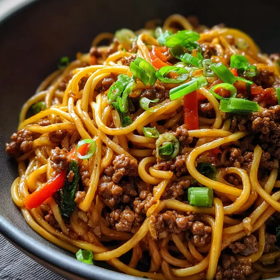 Tazón con fideos, carne y verduras.