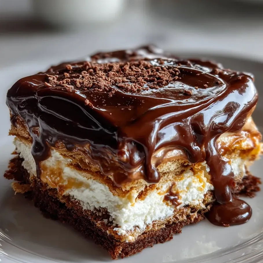 Una bola de chocolate bañada en cobertura sobre un plato blanco.
