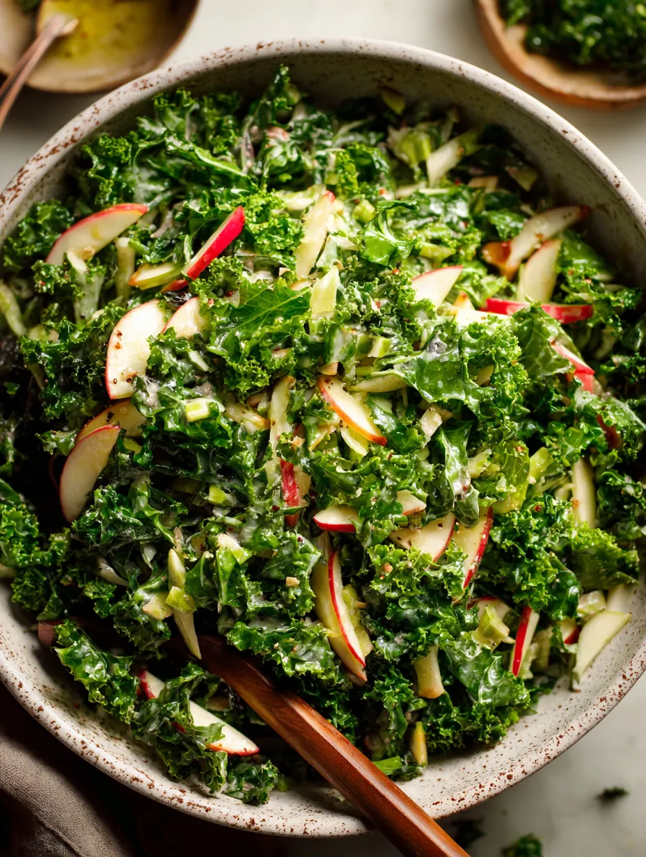 Olla grande con mezcla de kale, manzana y cebolla.