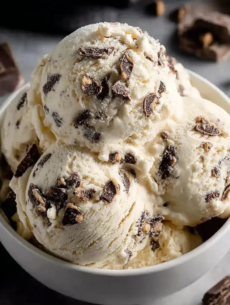 Un cucurucho con cobertura de chocolate y trozos de chocolate.
