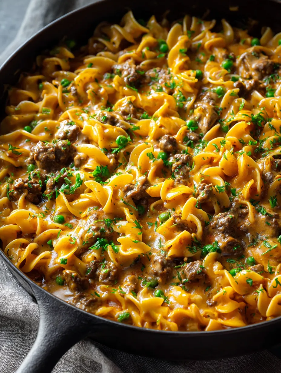 Un bol con pasta y carne, decorado con perejil.
