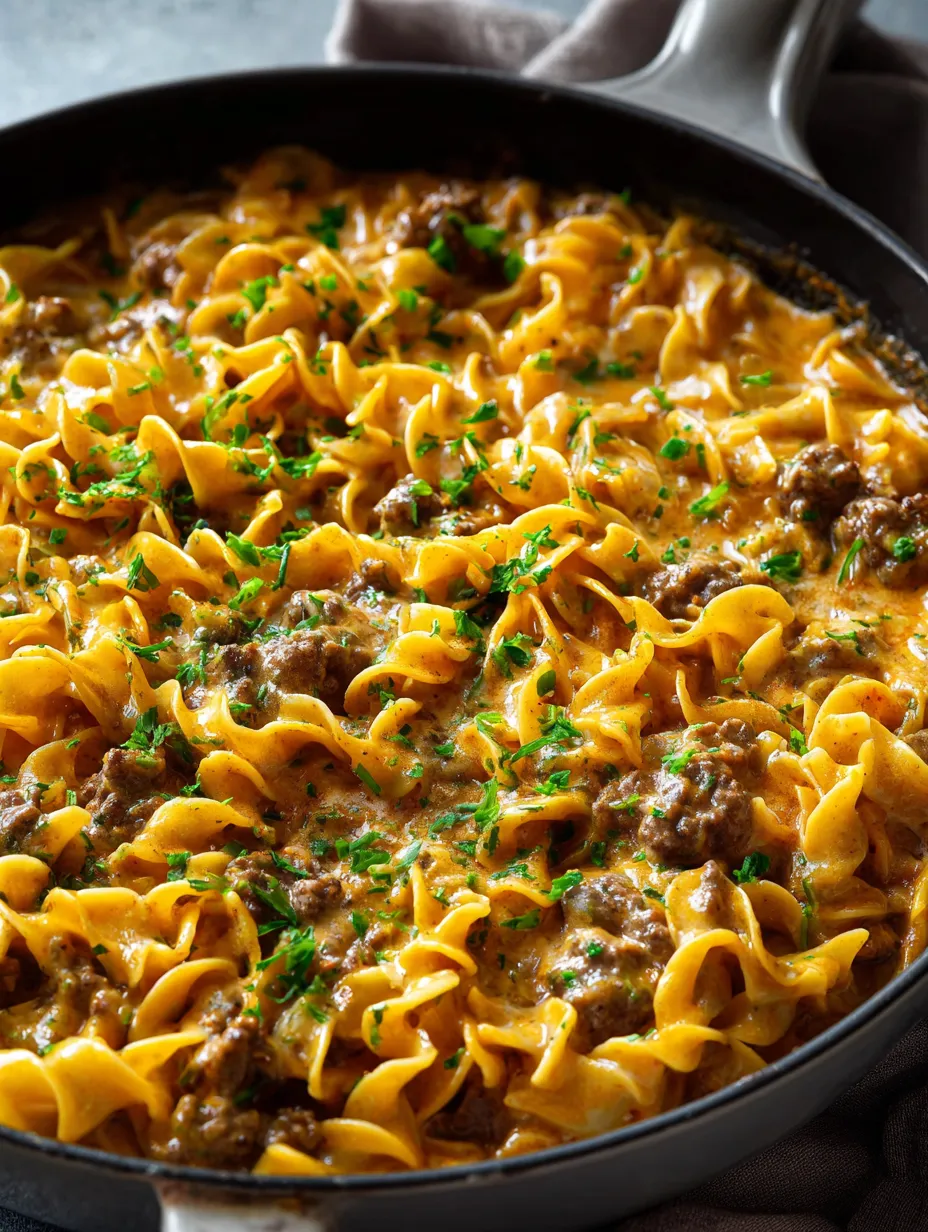 Un plato hondo con pasta y carne de res.