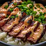 Un plato con carne al BBQ coreano sobre arroz.