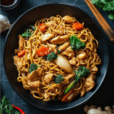 Un bowl con sopa de fideos y pollo.