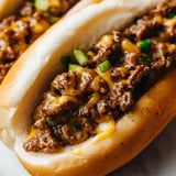 Pan de carne y queso derretido con carne y queso.