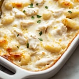 Plato de macarrones con queso y pollo.