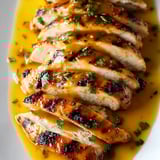 Pollo con salsa en un plato.