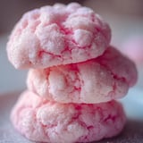 Galletas rosa apiladas en un plato.