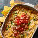 Un bol de comida con jitomate y queso.