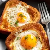 Dos huevos sobre pan tostado.