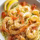 Un bol con camarones y pasta.