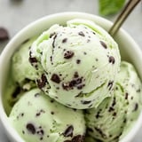Un bol con helado y trocitos de chocolate.
